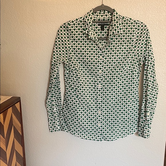J. Crew Tops - J. Crew Green White Heart Bee insect Patterned Women’s collared Shirt size 0 XS